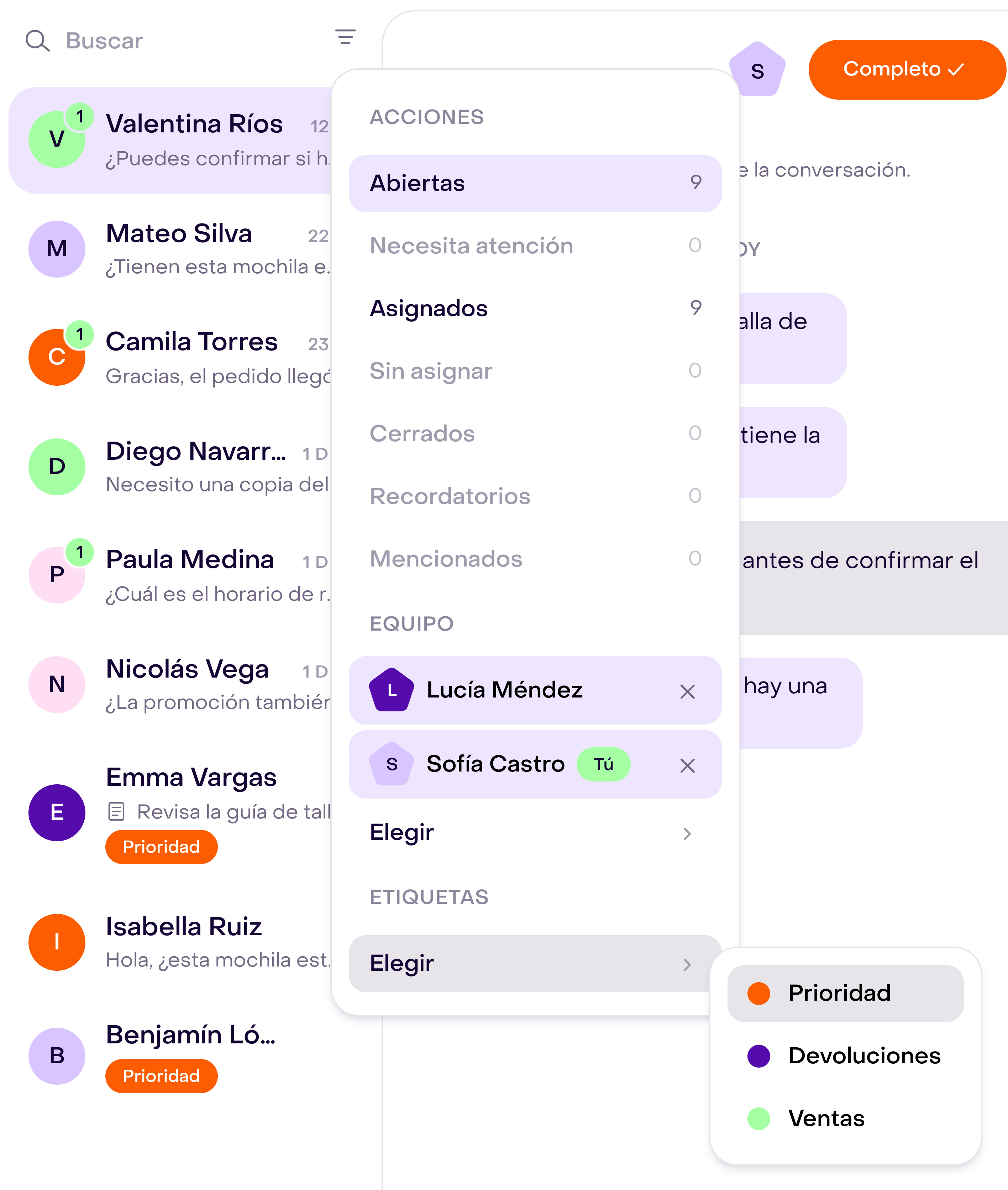 Menú Mostrar filtros del Inbox con Etiquetas y el selector Elegir abierto, las etiquetas disponibles y la lista de conversaciones al fondo.